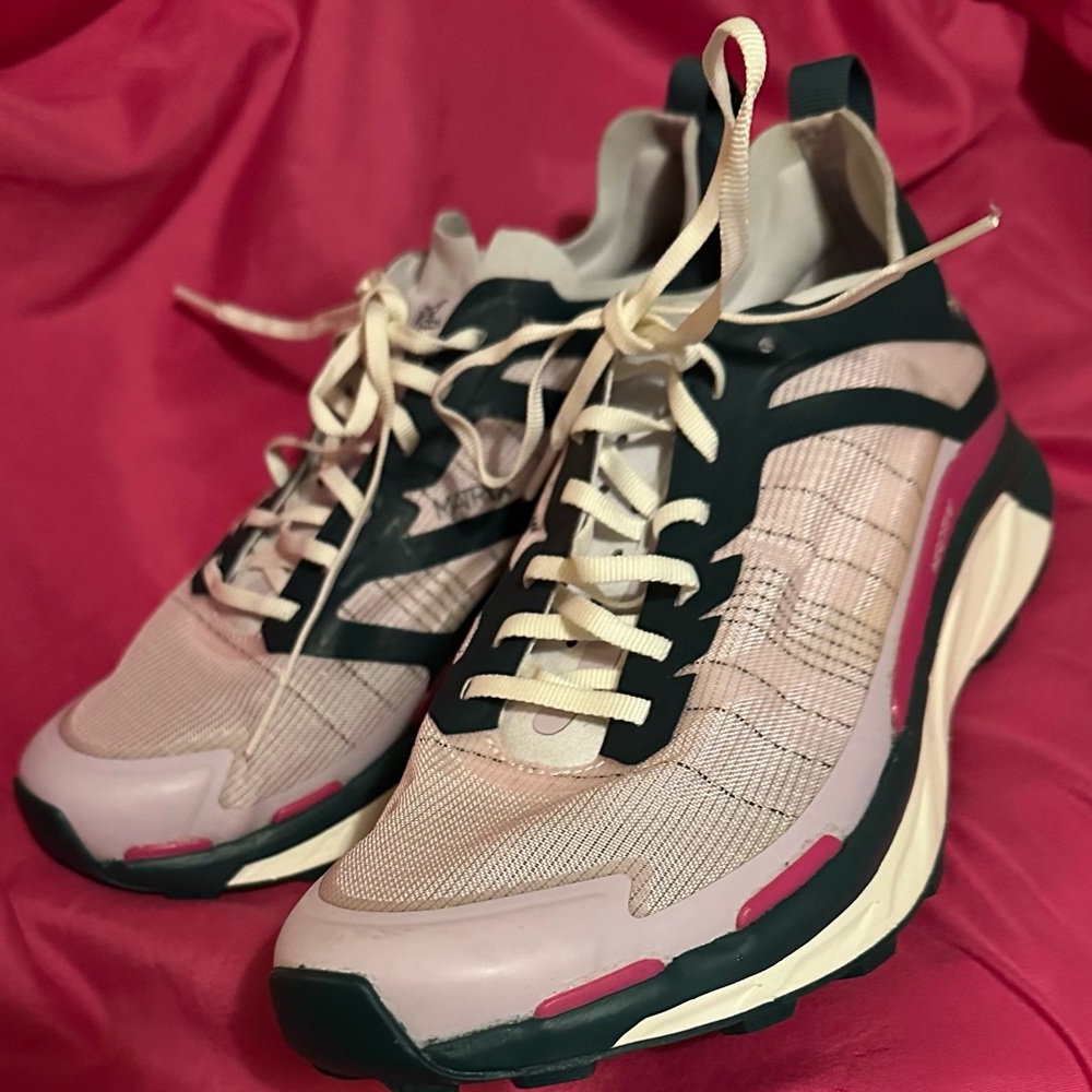 The North Face Vectiv Infinite Women's Sneakers in Pink and Hunter Green